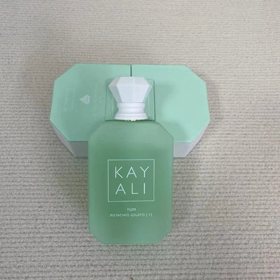 KAYALI 100 ml Eau de Parfum pour femmes – Parfum de luxe longue tenue avec notes florales, fruitées, vanillées, orientales, boisées et sucrées.