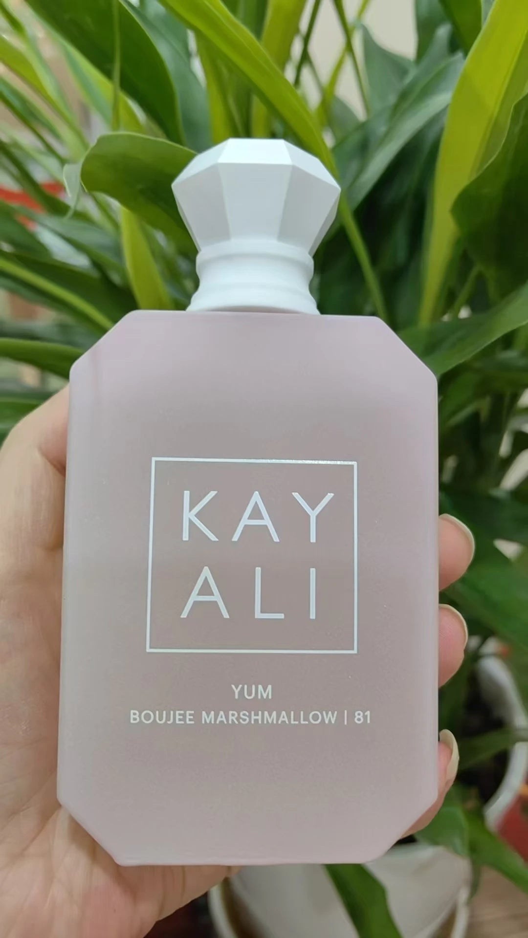 KAYALI 100 ml Eau de Parfum pour femmes – Parfum de luxe longue tenue avec notes florales, fruitées, vanillées, orientales, boisées et sucrées.